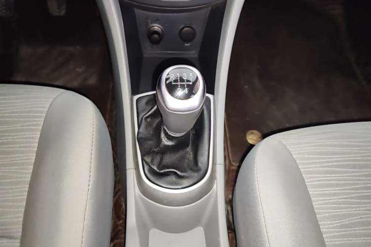 Used Hyundai Verna (older generation) 2014 1.4L Manual Smart GLS Trim Gear Lever