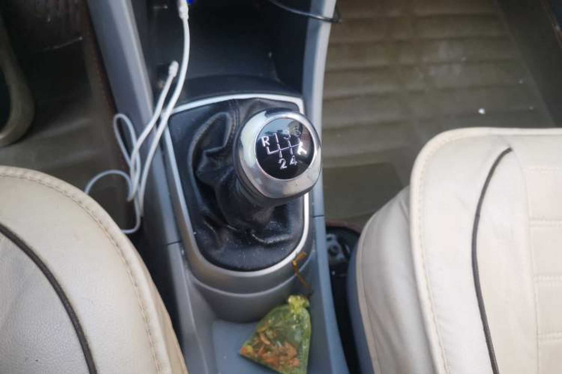 Used Hyundai Verna (older generation) 2014 1.4L Manual Smart GLS Trim Gear Lever