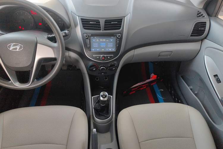 Used Hyundai Verna (older generation) 2014 1.4L Manual Smart GLS Trim Gear Lever