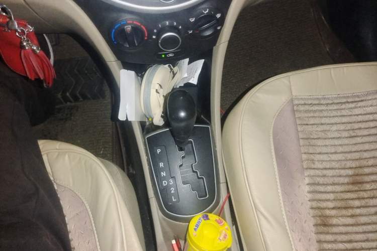 Used Hyundai Verna (older generation) 2014 1.4L Automatic Smart GLS Gear Lever