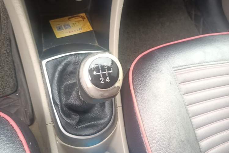 Used Hyundai Verna (older generation) 2014 1.4L Manual Smart GLS Trim Gear Lever