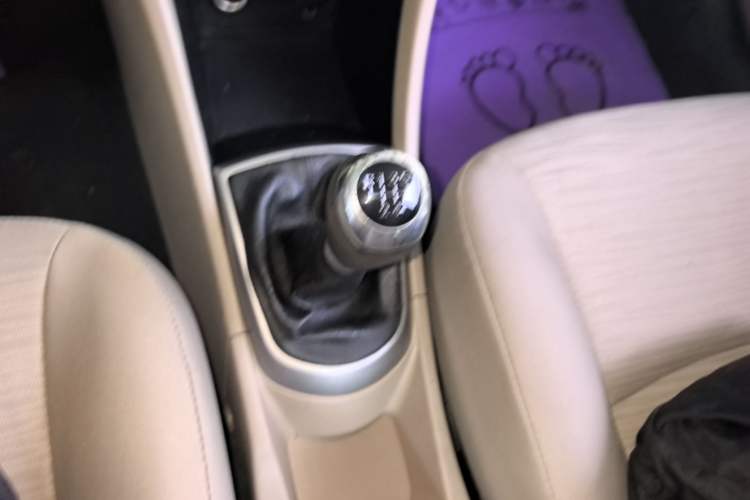 Used Hyundai Verna (older generation) 2014 1.4L Manual Smart GLS Trim Gear Lever