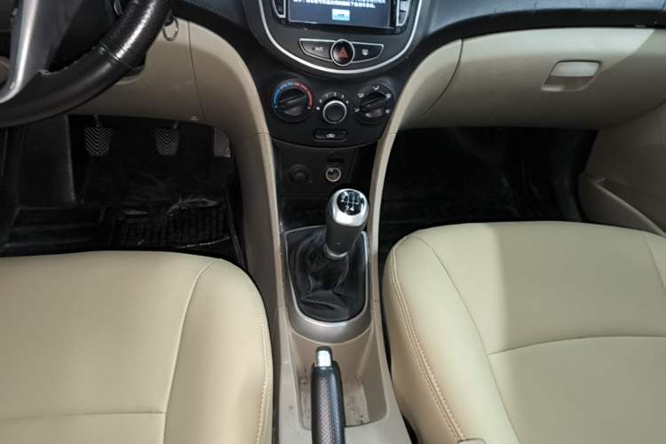 Used Hyundai Verna (older generation) 2014 1.4L Manual Smart GLS Trim Gear Lever