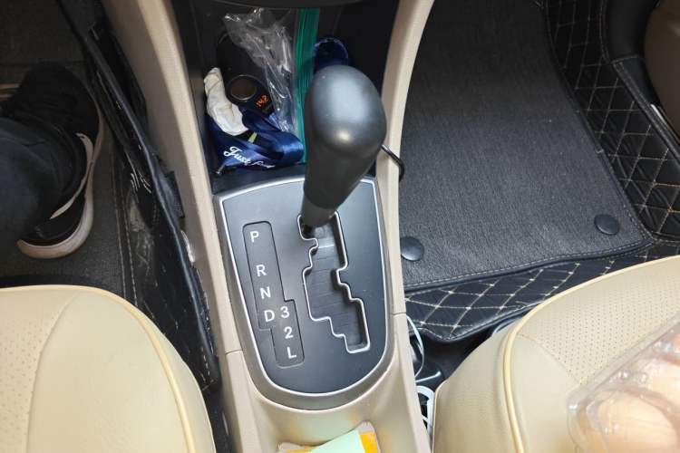 Used Hyundai Verna (older generation) 2014 1.4L Automatic Leading-Edge GLX Gear Lever