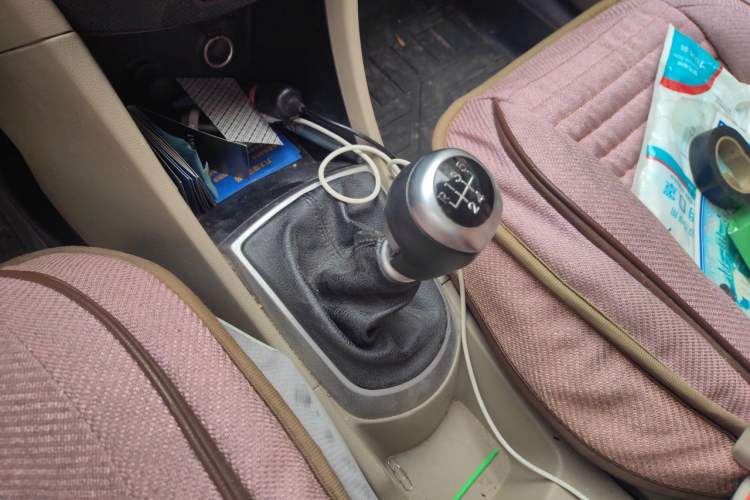 Used Hyundai Verna (older generation) 2014 1.4L Manual Smart GLS Trim Gear Lever
