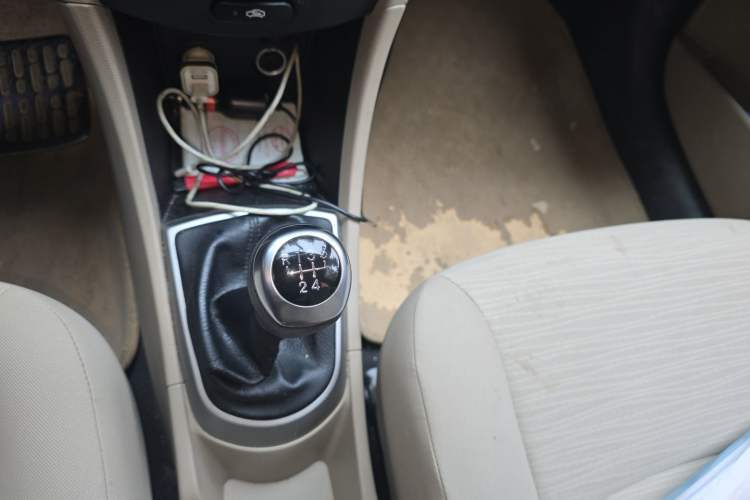 Used Hyundai Verna (older generation) 2014 1.4L Manual Smart GLS Trim Gear Lever