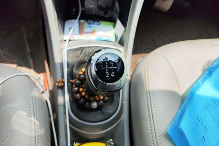 Used Hyundai Verna (older generation) 2014 1.4L Manual Smart GLS Trim Gear Lever