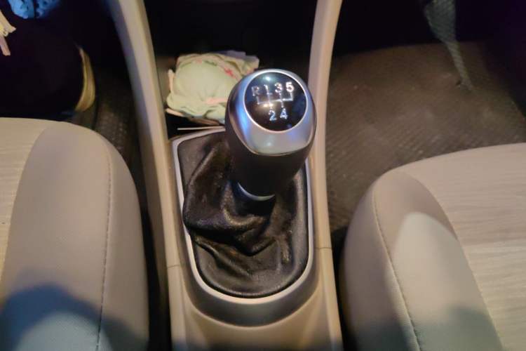 Used Hyundai Verna (older generation) 2014 1.4L Manual Smart GLS Trim Gear Lever