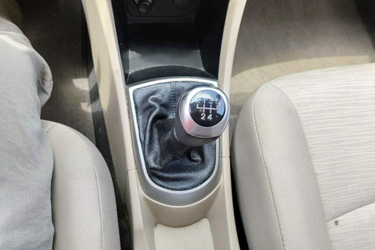 Used Hyundai Verna (older generation) 2014 1.4L Manual Smart GLS Trim Gear Lever