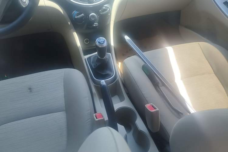 Used Hyundai Verna (older generation) 2014 1.4L Manual Smart GLS Trim Gear Lever