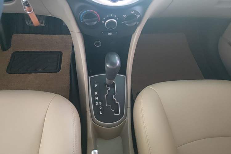 Used Hyundai Verna (older generation) 2014 1.4L Automatic Smart GLS Gear Lever