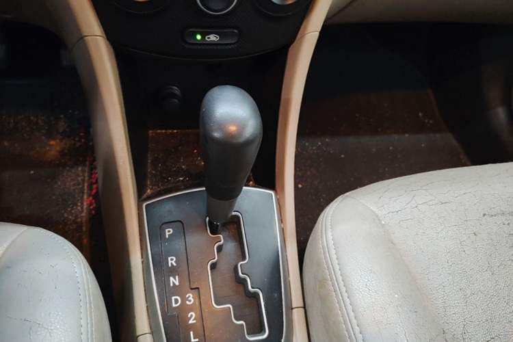 Used Hyundai Verna (older generation) 2014 1.4L Automatic Smart GLS Gear Lever