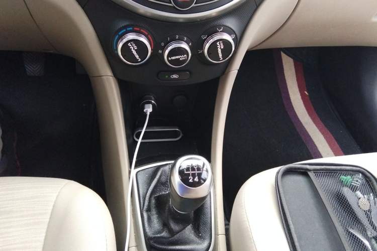 Used Hyundai Verna (older generation) 2014 1.4L Manual Smart GLS Trim Gear Lever