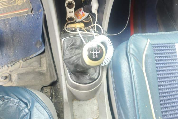 Used Hyundai Verna (older generation) 2014 1.4L Manual Smart GLS Trim Gear Lever