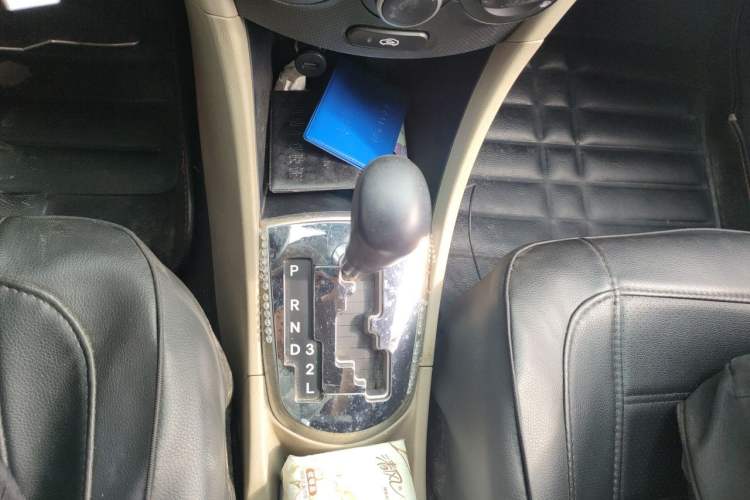 Used Hyundai Verna (older generation) 2014 1.4L Automatic Smart GLS Gear Lever