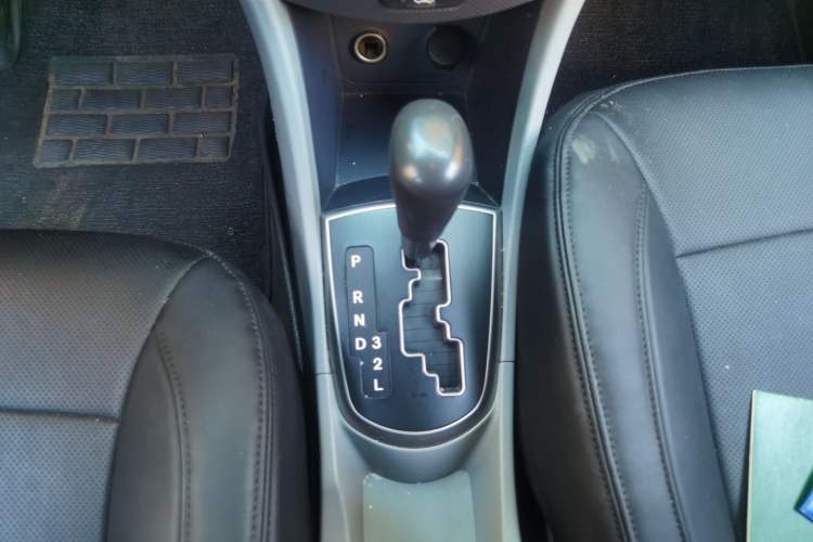 Used Hyundai Verna (older generation) 2014 1.4L Automatic Smart GLS Gear Lever