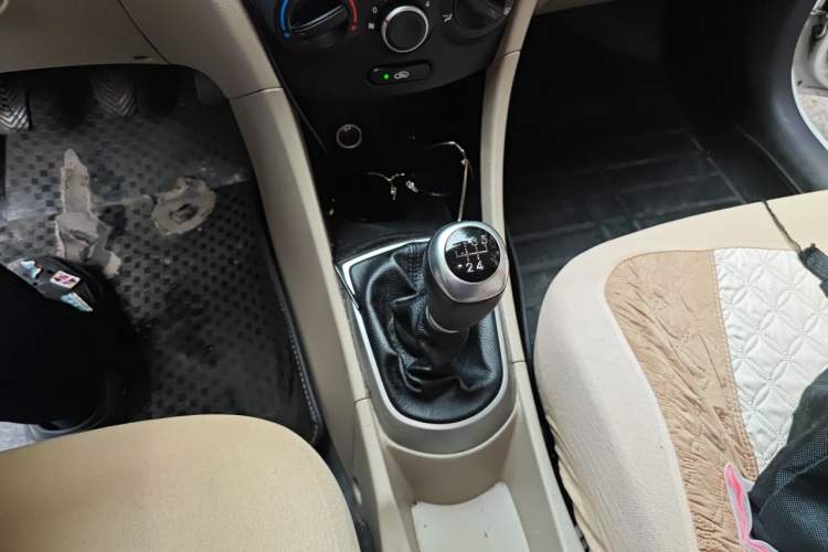 Used Hyundai Verna (older generation) 2014 1.4L Manual Smart GLS Trim Gear Lever
