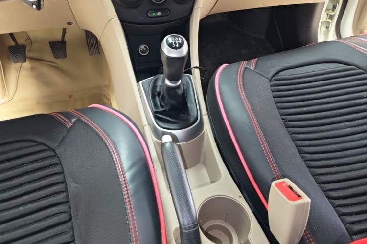 Used Hyundai Verna (older generation) 2014 1.4L Manual Smart GLS Trim Gear Lever
