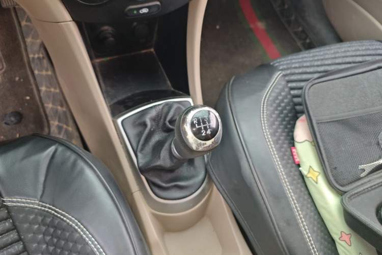 Used Hyundai Verna (older generation) 2014 1.4L Manual Smart GLS Trim Gear Lever
