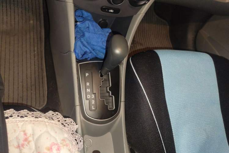 Used Hyundai Verna (older generation) 2014 1.4L Automatic Smart GLS Gear Lever