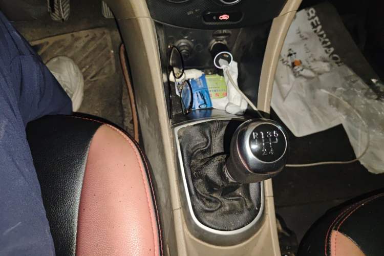Used Hyundai Verna (older generation) 2014 1.4L Manual Smart GLS Trim Gear Lever