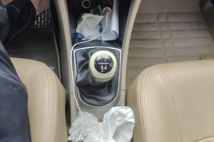 Used Hyundai Verna (older generation) 2014 1.4L Manual Smart GLS Trim Gear Lever