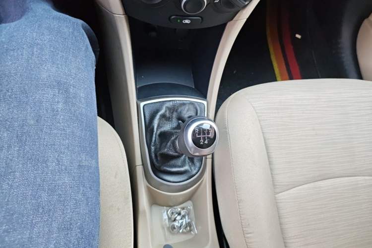 Used Hyundai Verna (older generation) 2014 1.4L Manual Smart GLS Trim Gear Lever