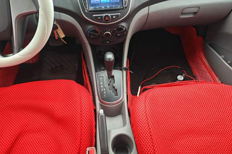 Used Hyundai Verna (older generation) 2014 1.4L Automatic Smart GLS Gear Lever