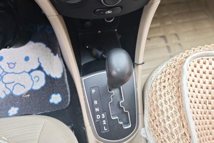 Used Hyundai Verna (older generation) 2014 1.4L Automatic Smart GLS Gear Lever