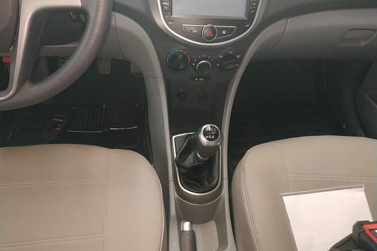 Used Hyundai Verna (older generation) 2014 1.4L Manual Smart GLS Trim Gear Lever