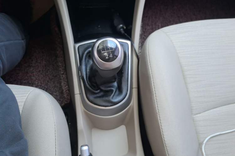Used Hyundai Verna (older generation) 2014 1.4L Manual Smart GLS Trim Gear Lever