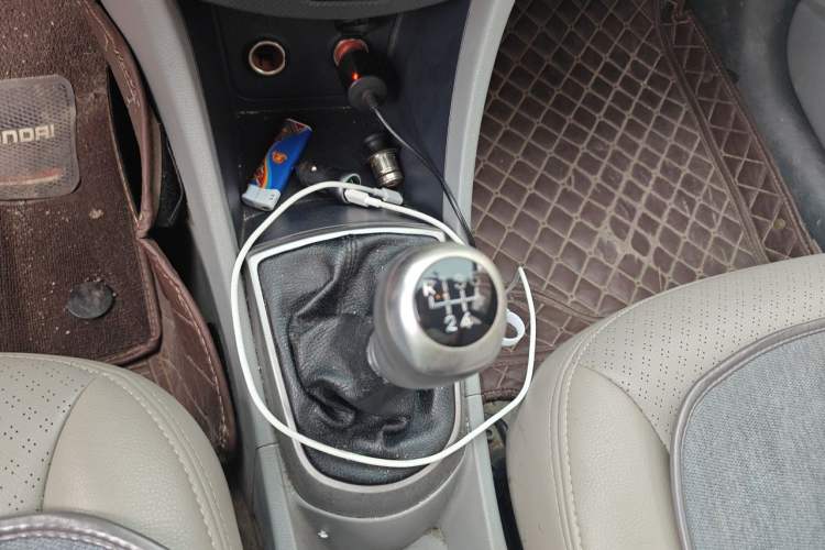 Used Hyundai Verna (older generation) 2014 1.4L Manual Smart GLS Trim Gear Lever