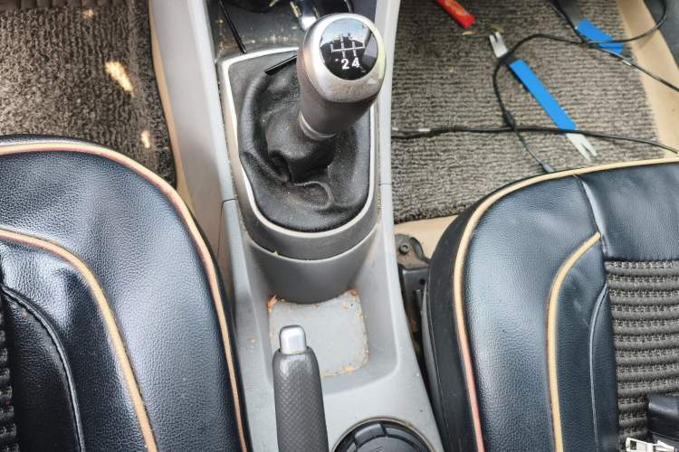 Used Hyundai Verna (older generation) 2014 1.4L Manual Smart GLS Trim Gear Lever