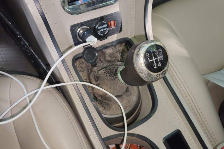 Used Hyundai Verna (older generation) 2014 1.4L Manual Smart GLS Trim Gear Lever