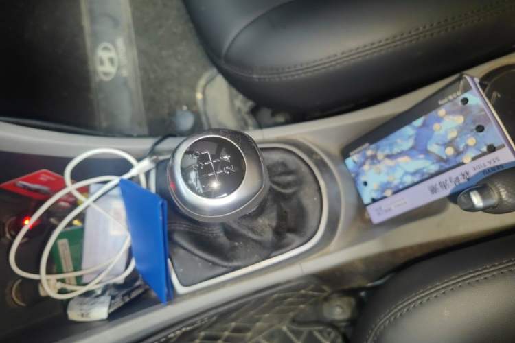 Used Hyundai Verna (older generation) 2014 1.4L Manual Smart GLS Trim Gear Lever
