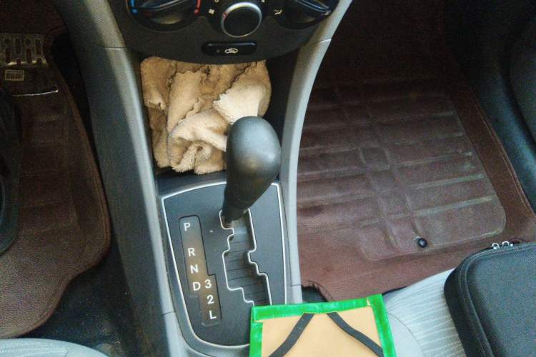 Used Hyundai Verna (older generation) 2014 1.4L Automatic Leading-Edge GLX Gear Lever