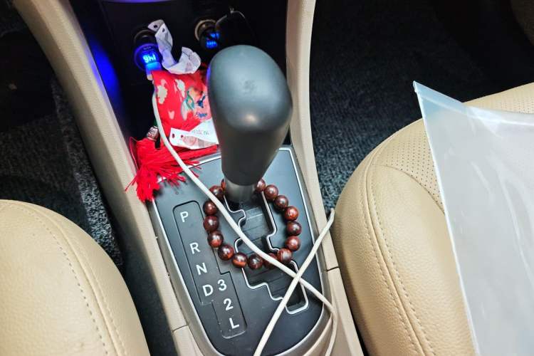 Used Hyundai Verna (older generation) 2014 1.4L Automatic Smart GLS Gear Lever