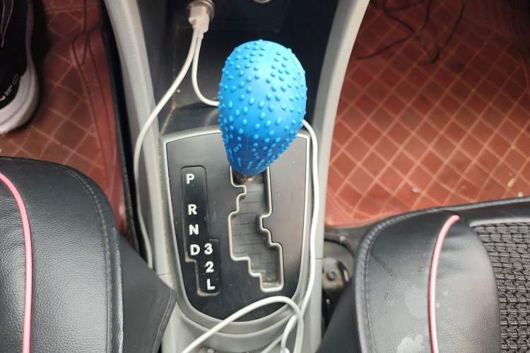 Used Hyundai Verna (older generation) 2014 1.4L Automatic Smart GLS Gear Lever