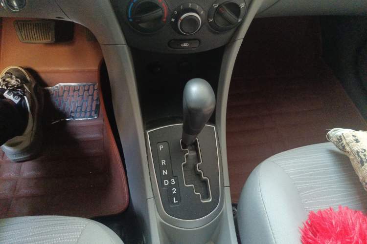 Used Hyundai Verna (older generation) 2014 1.4L Automatic Smart GLS Gear Lever