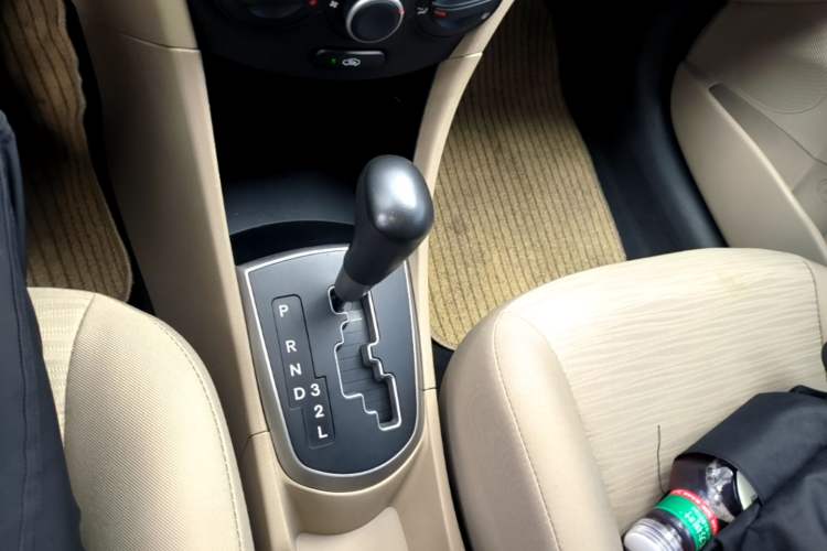 Used Hyundai Verna (older generation) 2014 1.4L Automatic Smart GLS Gear Lever