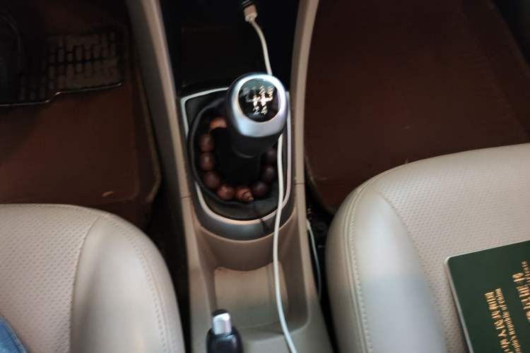 Used Hyundai Verna (older generation) 2014 1.4L Manual Smart GLS Trim Gear Lever