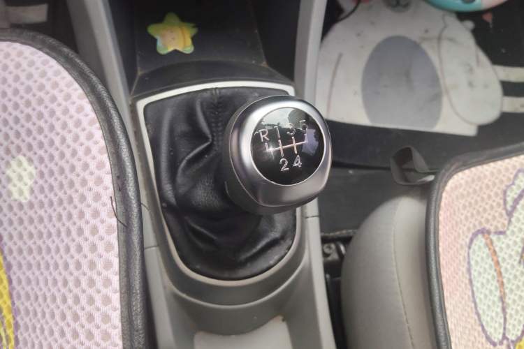 Used Hyundai Verna (older generation) 2014 1.4L Manual Smart GLS Trim Gear Lever