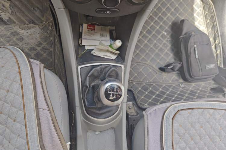 Used Hyundai Verna (older generation) 2014 1.4L Manual Smart GLS Trim Gear Lever