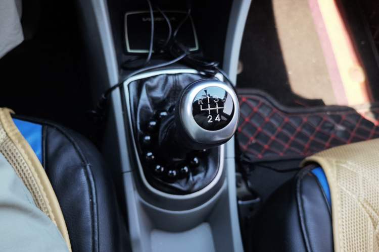 Used Hyundai Verna (older generation) 2014 1.4L Manual Smart GLS Trim Gear Lever