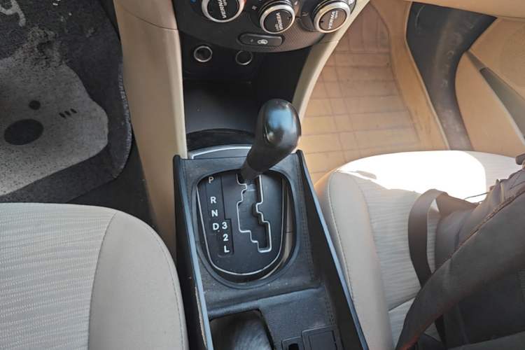 Used Hyundai Verna (older generation) 2014 1.4L Automatic Smart GLS Gear Lever
