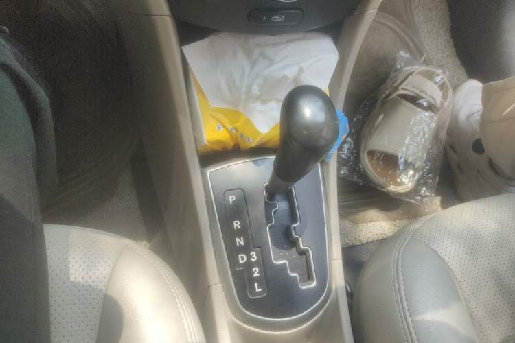 Used Hyundai Verna (older generation) 2014 1.4L Automatic Leading-Edge GLX Gear Lever