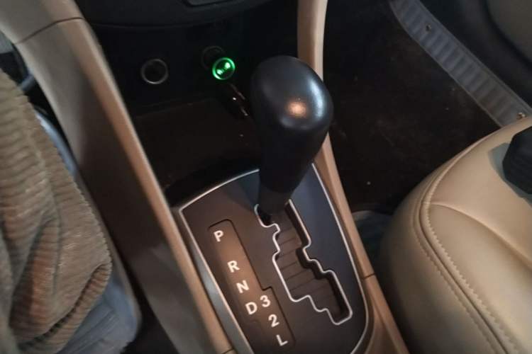 Used Hyundai Verna (older generation) 2014 1.4L Automatic Smart GLS Gear Lever