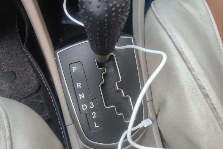 Used Hyundai Verna (older generation) 2014 1.4L Automatic Smart GLS Gear Lever