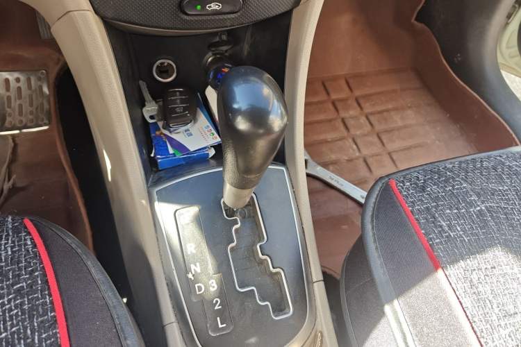 Used Hyundai Verna (older generation) 2014 1.4L Automatic Leading-Edge GLX Gear Lever