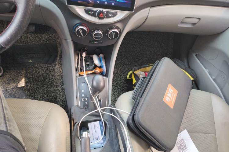 Used Hyundai Verna (older generation) 2014 1.4L Automatic Smart GLS Gear Lever